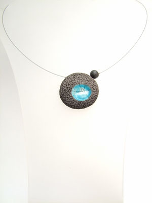 Pendentif en argile cuite et enfumée noire et bleue vue de face