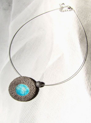 Collier pendentif noir et bleu vue en plongée