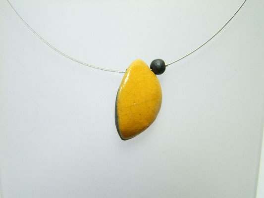 description détaillée de ce collier jaune en raku