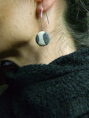 boucles d'oreilles céramique raku noires et blanches