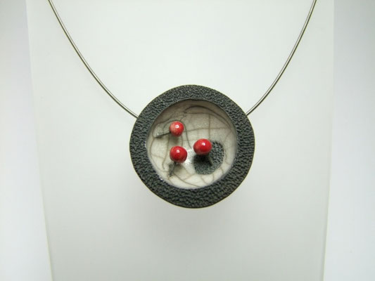 Pendentif en forme de coupelle avec tiges métaliques et perles rouges vue de face