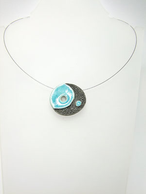 collier en argile creation contemporaine