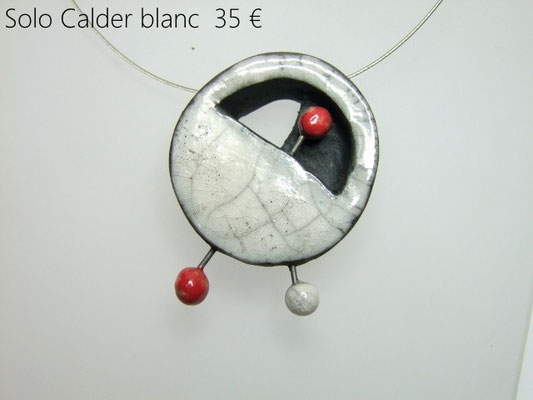 Details du collier en ceramique contemporain