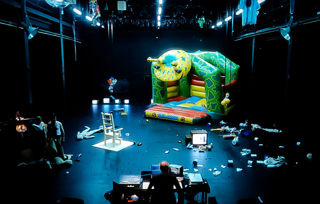 Bringt Sie um, soll Gott Sie doch richten | Kampnagel Hamburg 2003