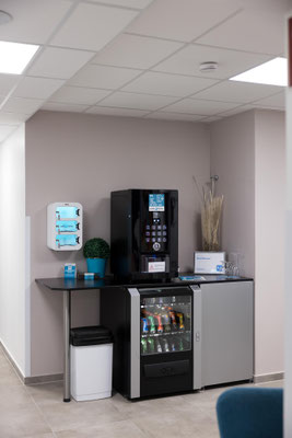 Dock&Go Lounge im Konferenzraum – moderne Ladelösung für Büros - Motel24Seven