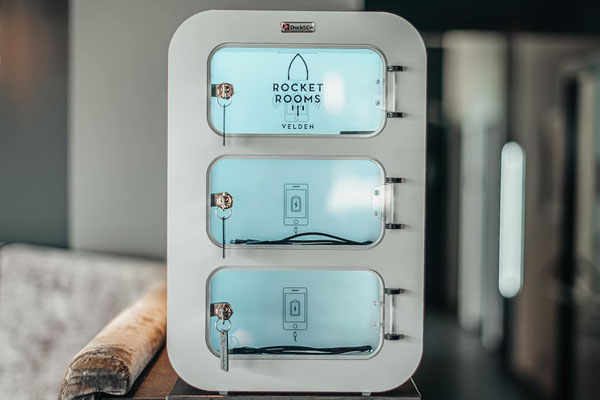 Dock&Go UP Handyladestation in Hotellobby – sicherer Gästeservice - ROCKET Velden