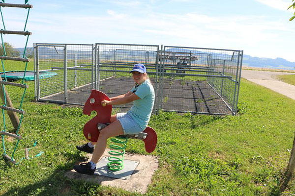 Niemand ist zu alt um auf dem Spielplatz Spaß zu haben