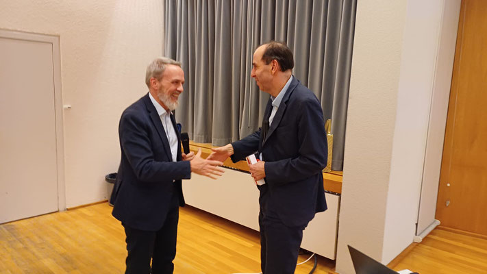 Cla Famos bedankt sich bei Tobias Straumann