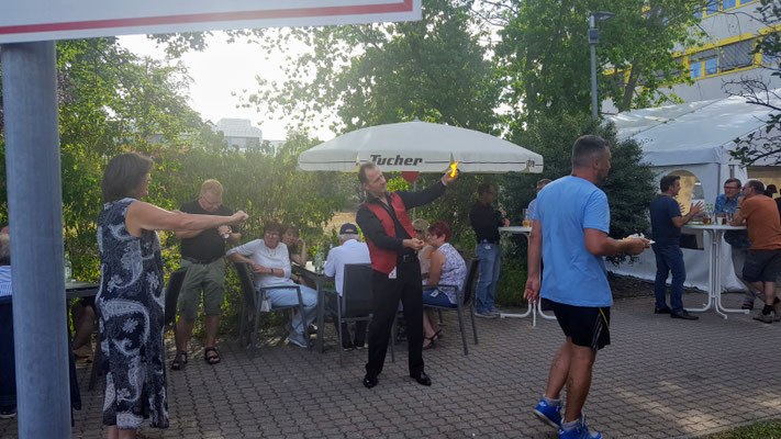 Walking Act in Stuttgart fasziniert mit Zauberei & Mentalmagie. Geeignet für Sommerfeste, Mitarbeiterfeier, Weihnachtsfeier, Incentives, Mitarbeiter Motivation mit dem Walking Act mit Magic Oli Wonder & Steffi Wonder. Walk Act der Sonderklasse.