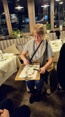 Schnellzeichner in Nürnberg zeichnet echte Kunstwerke in wenigen Minuten und begeistert die Gäste bei Hochzeit, Geburtstag, Firmenevent. Die Eventzeichnerin zeichnet Karikaturen der Spitzenklasse. Karikaturist in Nürnberg ist immer ein besonderer Genuß. 