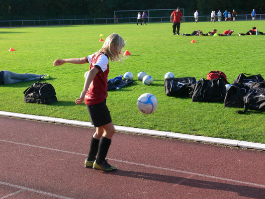 Eva Bahm liebt Fußball und begeistert das Publikum mit Ihrem können! Ihre Stationen waren über TSV Plattenhard und jetzt beim Vfl Sindelfingen unter Vertrag mit 1 Mio Jahresgehalt! Eva Bahm auch beim WFV bekannt und geschätzt und immer ein Highlight