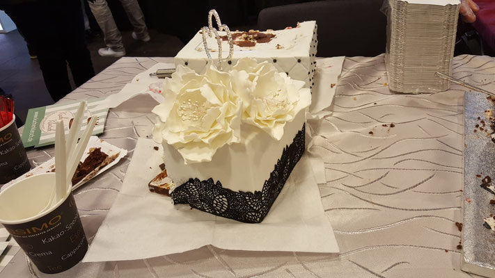 Traurednerin oder die Hochzeitstorte an alles muss gedacht werden. Auch die Unterhaltung für die Kinder ist wichtig und sollte bedacht werden. Close-Up Zauberer an den Tischen, zum Kaffee, nach dem Dessert, aber auch zum Fotoshooting alles ist möglich.