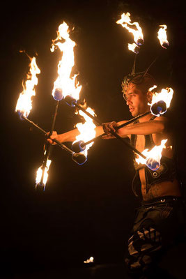 Feuershow aus Karlsruhe fasziniert mit seiner Eleganz bei Ihrem Firmenevent und runder Geburtstag aber auch einer Hochzeit ist die Feuershow für die Region Karlsruhe das absolute Highlight und begeistert jung und alt gleichermaßen. Jetzt anfrage absenden 