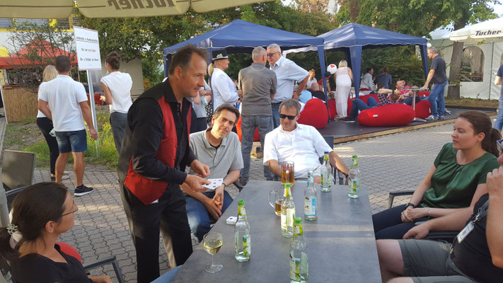Walking Act in Stuttgart fasziniert mit Zauberei & Mentalmagie. Geeignet für Sommerfeste, Mitarbeiterfeier,