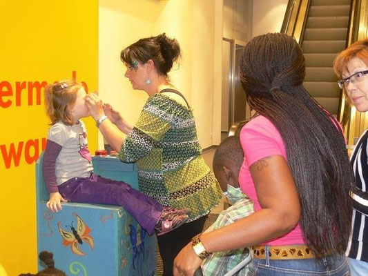 Kinderschminken Paderborn und auch die Glitzer Tattos werden mit dermatologisch getesteten Farben durchgeführt und begeistert ihre Gäste auf höchsten Niveau mit Luftballonmodellage und Luftballontiere , Kinderschminken Paderborn ein Erlebnis         
