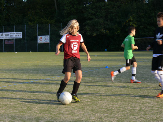 Eva Bahm liebt Fußball und begeistert das Publikum mit Ihrem können! Ihre Stationen waren über TSV Plattenhard und jetzt beim Vfl Sindelfingen unter Vertrag mit 1 Mio Jahresgehalt! Eva Bahm auch beim WFV bekannt und geschätzt und immer ein Highlight