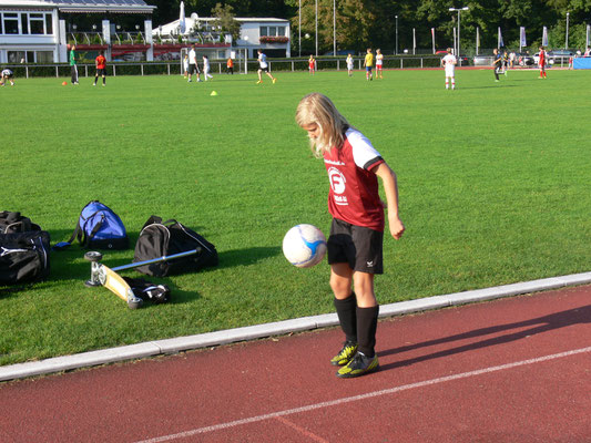 Eva Bahm liebt Fußball und begeistert das Publikum mit Ihrem können! Ihre Stationen waren über TSV Plattenhard und jetzt beim Vfl Sindelfingen unter Vertrag mit 1 Mio Jahresgehalt! Eva Bahm auch beim WFV bekannt und geschätzt und immer ein Highlight