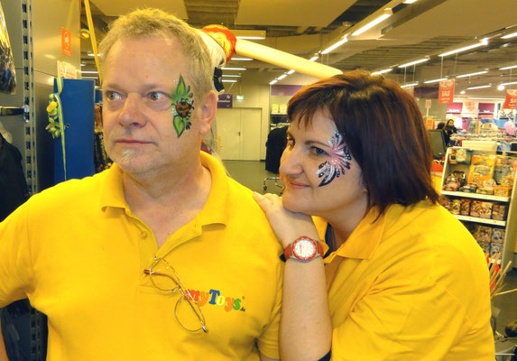 Kinderschminken Paderborn und auch die Glitzer Tattos werden mit dermatologisch getesteten Farben durchgeführt und begeistert ihre Gäste auf höchsten Niveau mit Luftballonmodellage und Luftballontiere , Kinderschminken Paderborn ein Erlebnis         