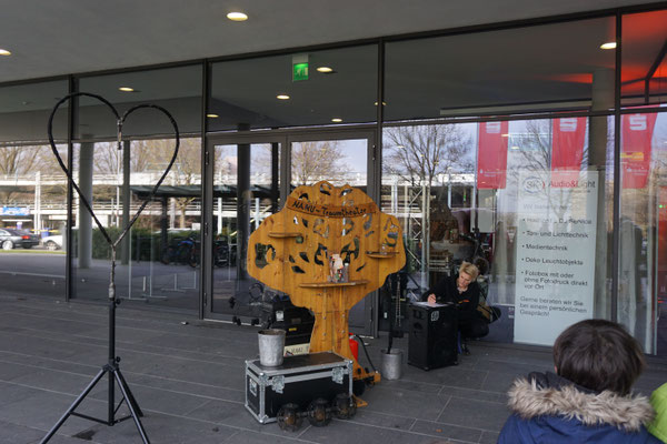 Eine Messe für Hochzeit bietet viele Ideen für Ihre Veranstaltung! Verschiedene Location, Brautkleider, Schmuck in allen Preislagen, Catering, Fotobox, Candy Bar, DJ, Sänger mit Live Musik, Zauberer & Mentalmagier, Schnellzeichner und Feuershow!