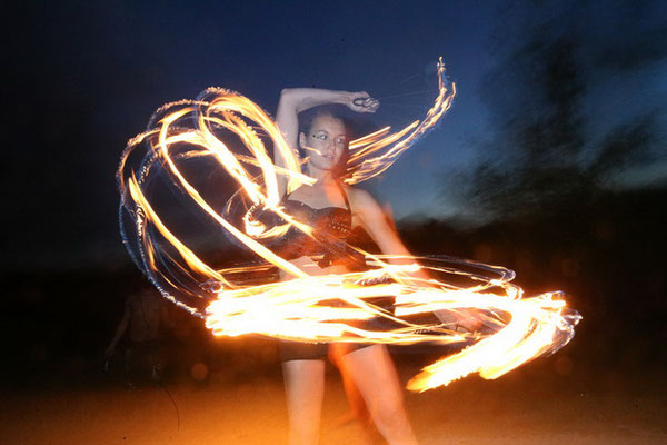 Feuershow in München für Hochzeiten, Geburtstage & Firmenevents. Keine Feuershow gleicht der anderen ob Indoor oder Outdoor durchgeführt, alle Sicherheitsmaßnahmen werden strikt eingehalten.