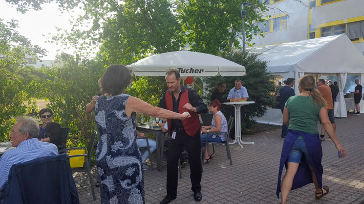 Walking Act buchen in Stuttgart fasziniert mit Zauberei & Mentalmagie. Geeignet für Sommerfeste, Mitarbeiterfeier, Weihnachtsfeier, Incentives, Mitarbeiter Motivation mit dem Walking Act mit Magic Oli Wonder & Steffi Wonder. Walk Act der Sonderklasse.