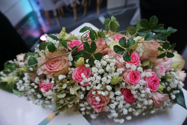 Eine Messe für Hochzeit bietet viele Ideen für Ihre Veranstaltung! Verschiedene Location, Brautkleider, Schmuck in allen Preislagen, Catering, Fotobox, Candy Bar, DJ, Sänger mit Live Musik, Zauberer & Mentalmagier, Schnellzeichner und Feuershow!