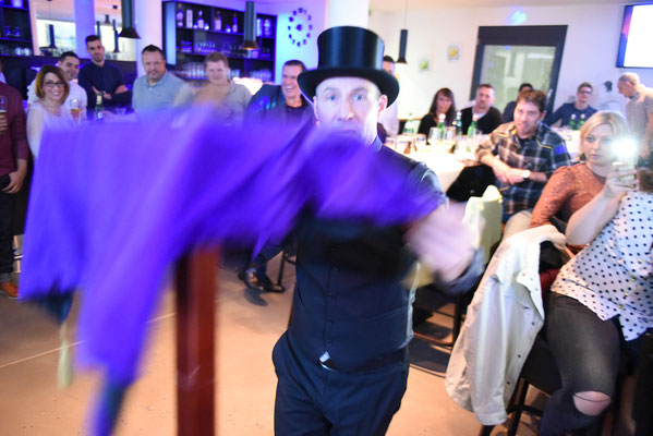 Zauberer Tübingen, Zauberer Tübingen begeistert ihre Gäste auf sehr hohem Niveau und bringt ihr Publikum zum staunen und lachen in Tübingen und ganz Deutschland, der Magier für Hochzeit Firmenevent und Geburtstag, Zauberkünstler Tübingen begeistert sie