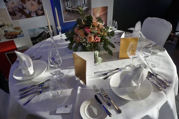 Eine Messe für Hochzeit bietet viele Ideen für Ihre Veranstaltung! Verschiedene Location, Brautkleider, Schmuck in allen Preislagen, Catering, Fotobox, Candy Bar, DJ, Sänger mit Live Musik, Zauberer & Mentalmagier, Schnellzeichner und Feuershow!