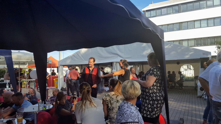 Walking Act in Stuttgart fasziniert mit Zauberei & Mentalmagie. Geeignet für Sommerfeste, Mitarbeiterfeier, Weihnachtsfeier, Incentives, Mitarbeiter Motivation mit dem Walking Act mit Magic Oli Wonder & Steffi Wonder. Walk Act der Sonderklasse.