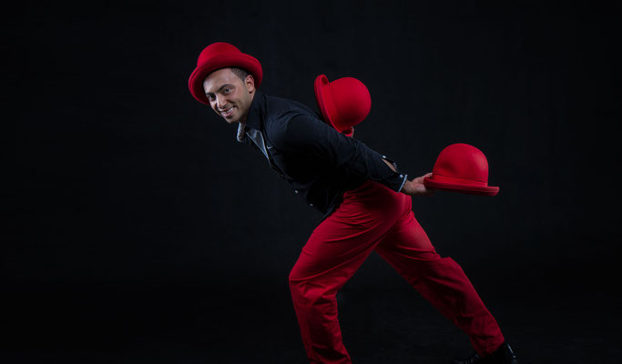 Jongleur in Mainz gasziniert mit seiner Hut Jonglage in Mainz und ganz Deutschland, Österreich und in der Schweiz. Auch als Stelzenläufer bringt er das Publikum  zum lachen und sorgt für perfekte Stimmung. Jonglage Show der Extraklasse für Ihren Event.