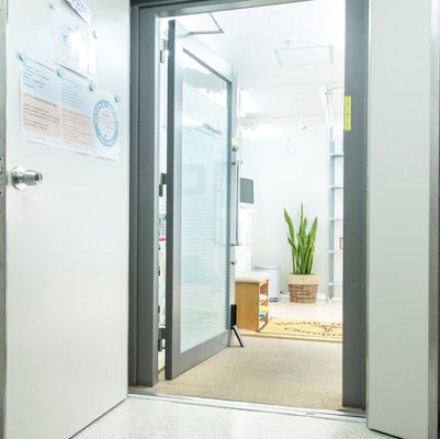 Entrance of Dr. Ban Chiropractic near Honmachi Station, Osaka.