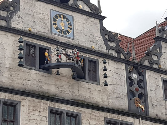Rathaus Glockenspiel des  Doktor Eisenbart in  Hann. Münden