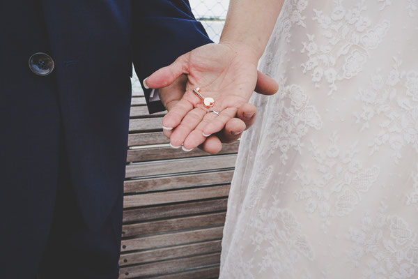 Herzschlüssel in der Hand von Braut und Bräutigam