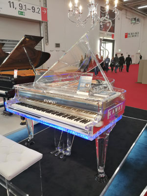 Ein Shigeru Kawai Flügel im durchsichtigen Acrylglas-Kleid...