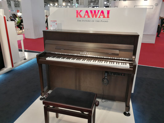 Für Fans von Klaviere in Braun gibt es das Kawai K-200 in einem wunderschönen Nussbaum