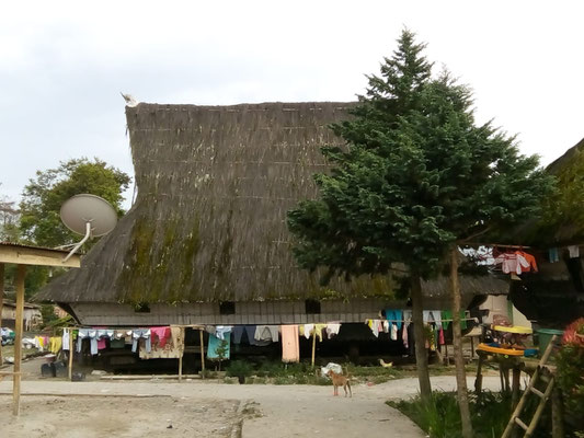 Traditionelles Karo Longhouse Berastagi