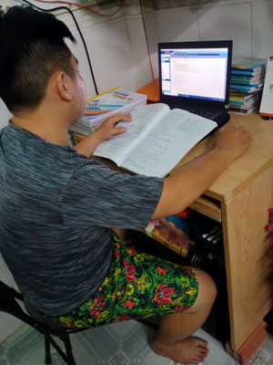 Bàn học của Huy