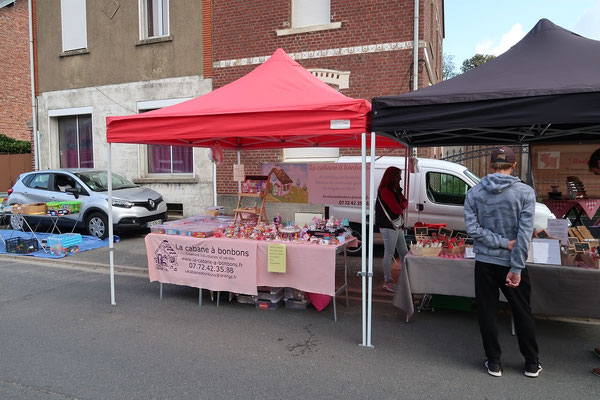 Les commerçants proposaient bonbons, saucissons...