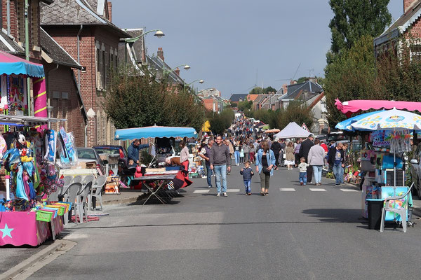 une grande rue bien garnie