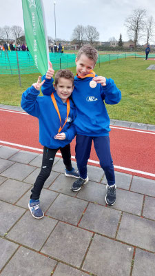 De broertjes Juan en Xabi samen na de prijsuitreiking