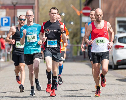 Toon en Matthijs in een groepje tijdens de Vlietloop