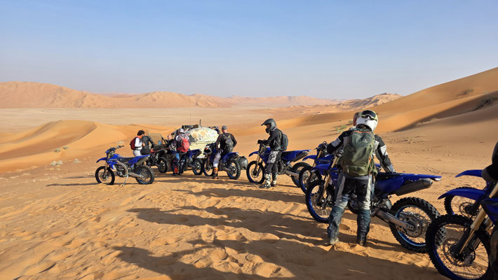 ENDURO GRUPPE IN DER WÜSTE MIT BEGLEITFAHRZEUG