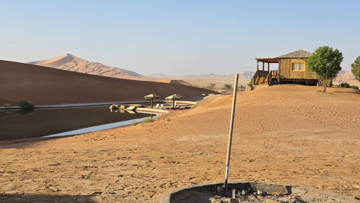 CAMPO NEL DESERTO CON ACQUA E STRUTTURA OMAN