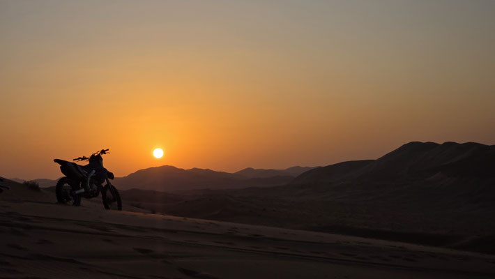 ENDURO DANS LE RUB AL KHALI AU COUCHER DU SOLEIL