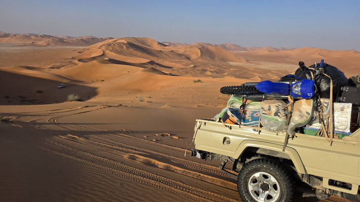 4X4 SUPPORT VEHICLE IN THE DUNES OMAN OFFROAD TOUR