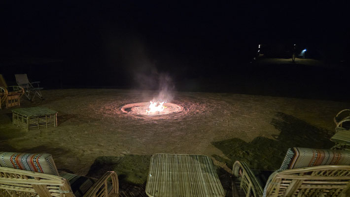 FEU DE CAMP DANS LE DÉSERT OMAN NUIT