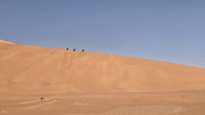 TRE PILOTI ENDURO SULLA CRESTA DI UNA DUNA NEL RUB AL KHALI, OMAN