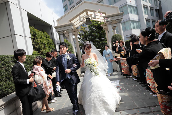 大阪、神戸、京都、撮って出しエンドロール、写真撮影、記録ビデオ、おすすめ、結婚式moviesにお任せ。持ち込みカメラマン、外注カメラマン
