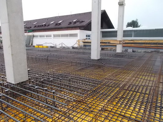Flachdecke für eine Industriehalle mit Fertigteilstützen