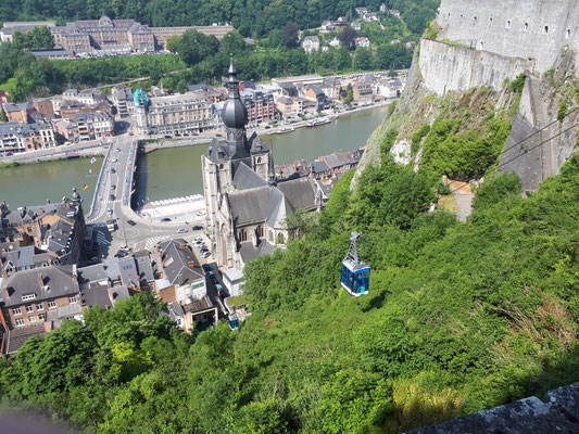 Bei der Kathedrale ist der Eingang zur Seilbahn